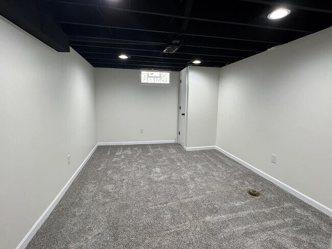 Building Photo - 95 Deland Ave