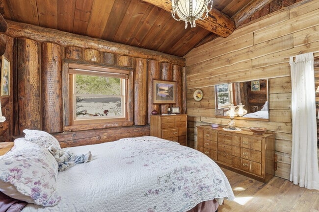 Building Photo - 2BR, 2BTH Executive Log Cabin Living Overlooking Carlin Bay on Lake Coeur d'Alene