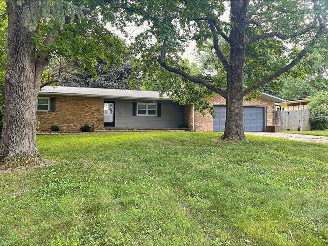 Building Photo - Gorgeous 3 Bedroom Home located near the new HYVEE!