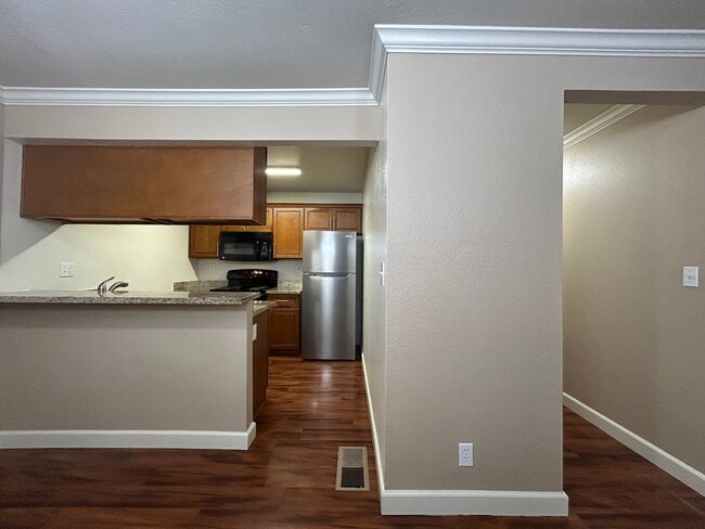 Building Photo - Move-In Ready 1BR in Sought-After Kirkwood...