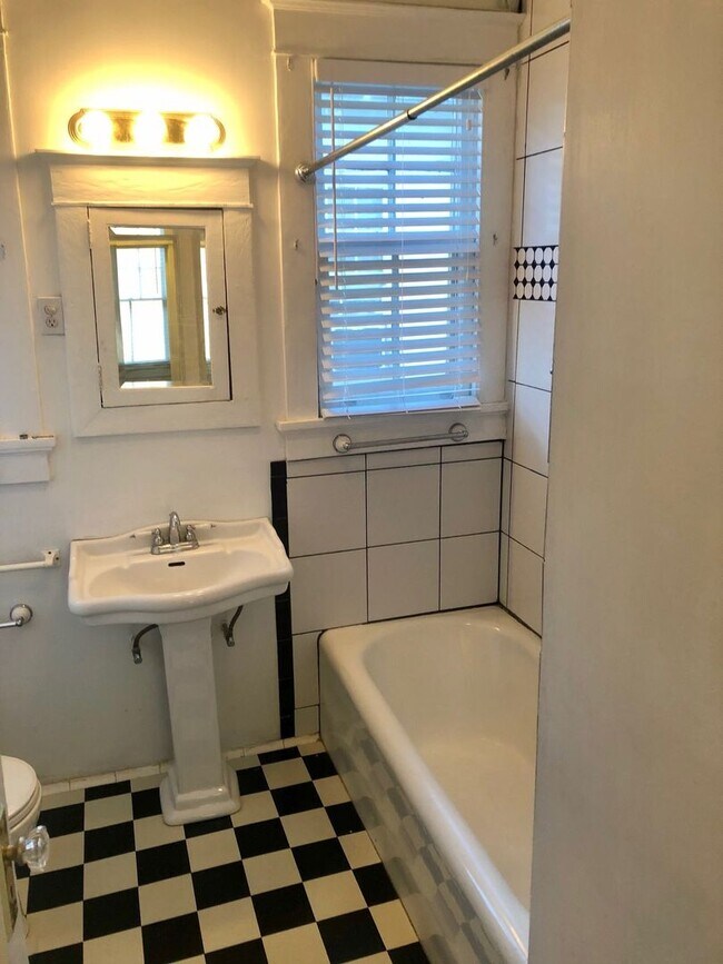 Building Photo - Spacious 2BD with Sun Room and Large Backyard