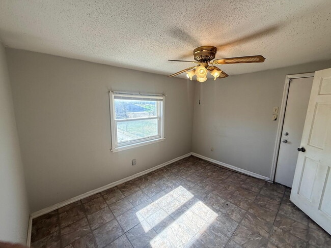 Building Photo - "Charming 3-Bed, 1 bath Retreat with Beautiful Floors on Laura Avenue!"