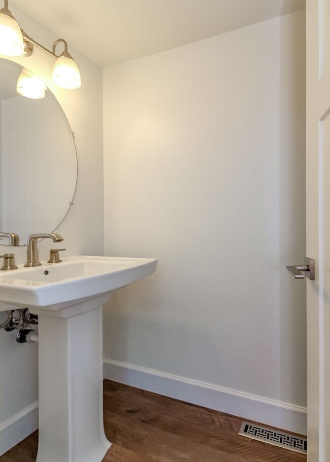 Building Photo - Beautiful upgraded 4 bedroom DuPont home with AC and sprinkler system