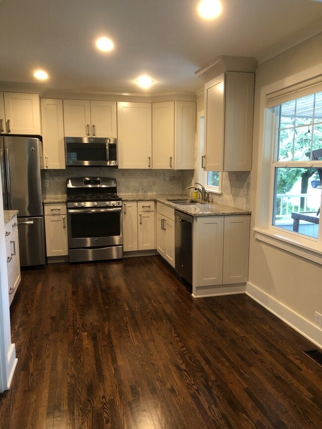 Building Photo - 615 Rice St E