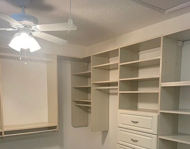 Building Photo - 8771 Bay Pointe Dr