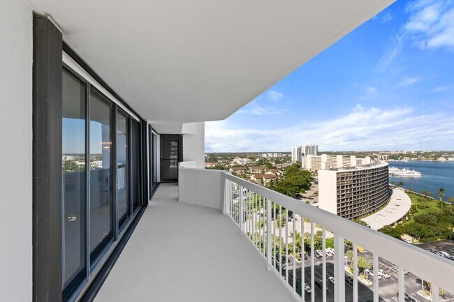 Building Photo - 123 Lakeshore Dr