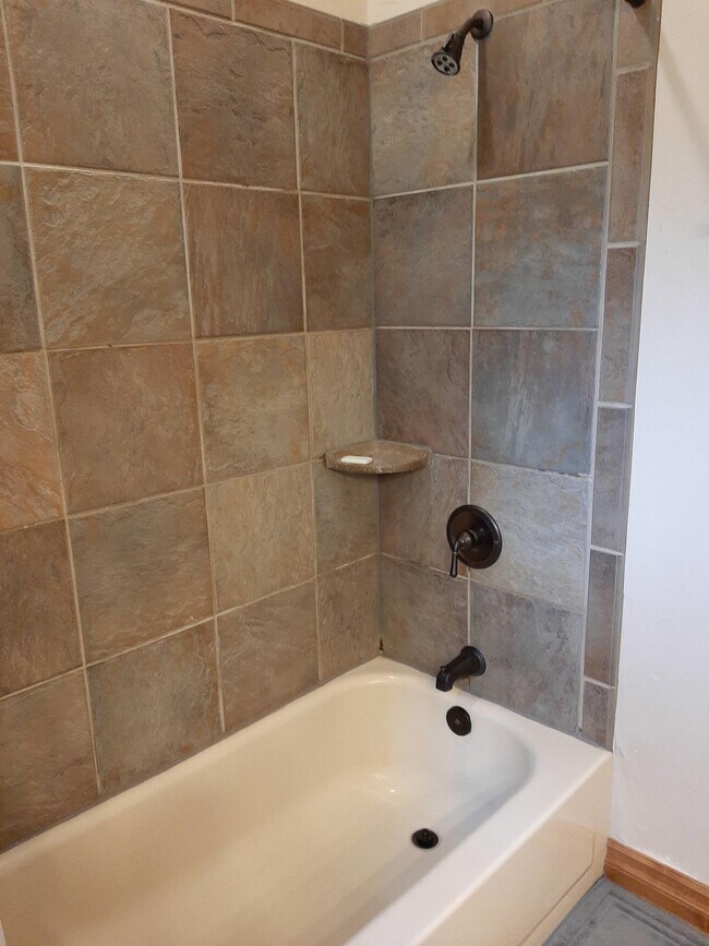 Building Photo - 135 Eaton Dr