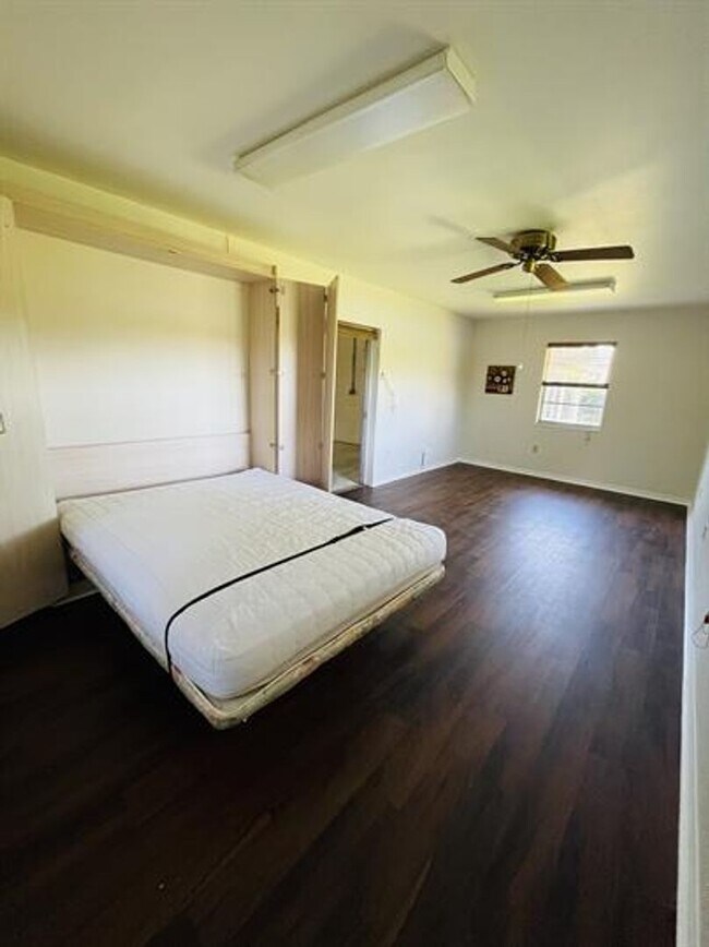 Building Photo - Eustis Lake Front Home with 2 Primary Bedr...