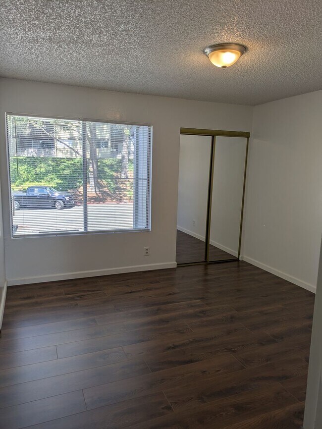 Building Photo - Beautiful Upper-Level Two-Bedroom  Two-Bat...