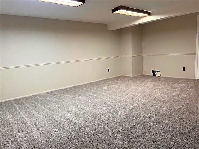 Building Photo - Updated 2 bedroom Townhome - University City