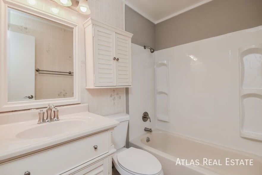 Building Photo - 5509 Escondido Dr