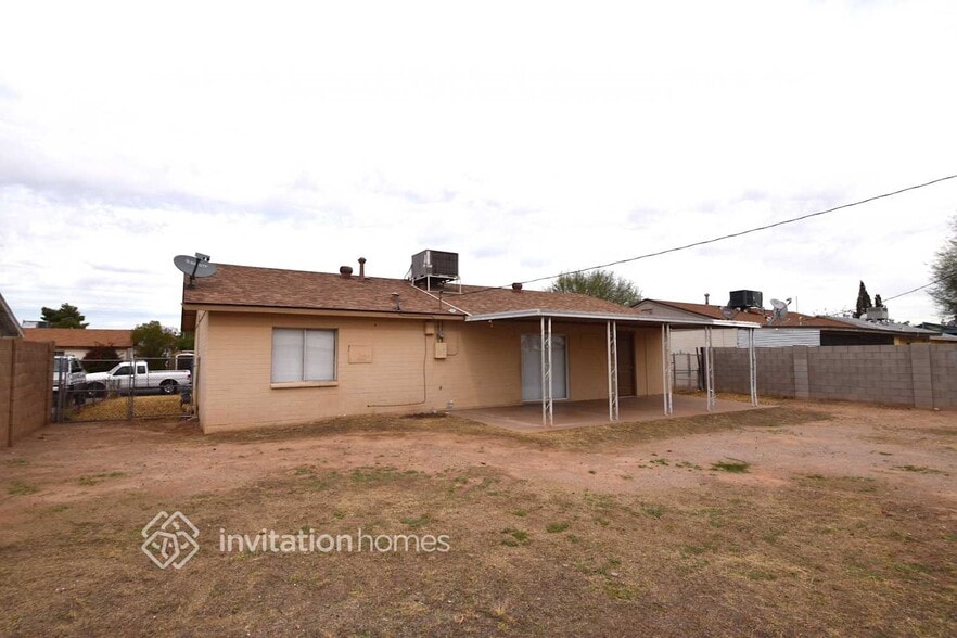 Building Photo - 8233 W Indianola Ave