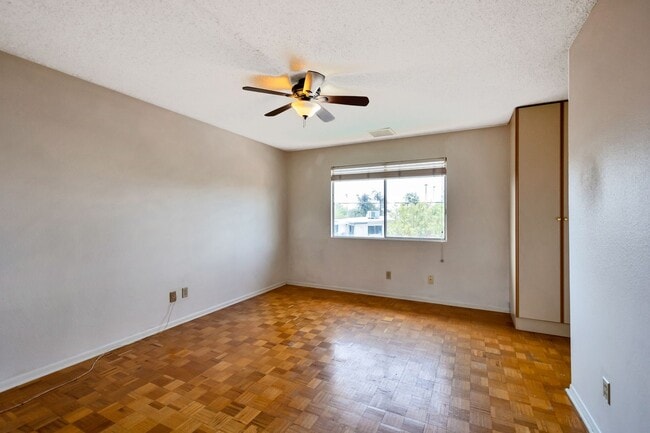 Building Photo - 6-Bedroom Residence Featuring Pool, Turf Yard & 2-Car Garage