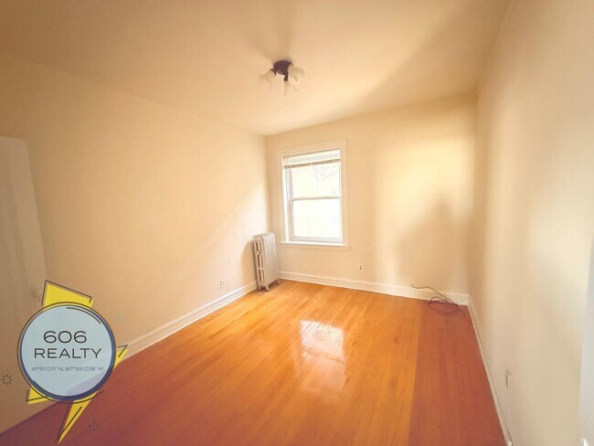 Building Photo - Spacious updated 6 Corners Apartments!