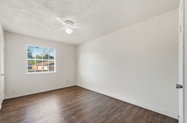 Building Photo - 314 Candlewood Ln