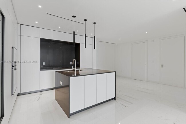 Building Photo - 300 Biscayne Blvd Way