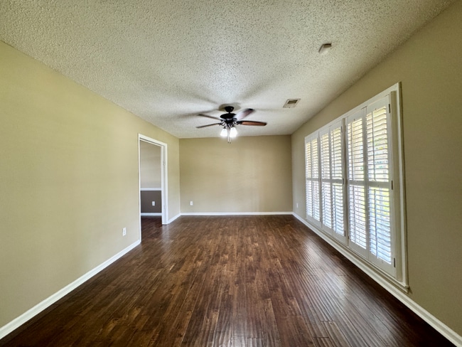 Building Photo - 2406 Greenbrier Dr