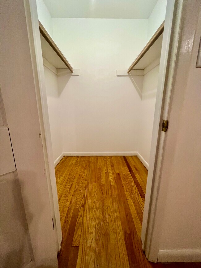 Building Photo - 250 Edgewood Dr