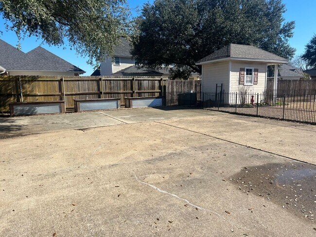 Building Photo - Gorgeous home in Greenacres -North Bossier... Close to Barksdale Air Force Base