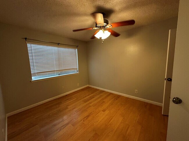 Building Photo - 310 Craigmont Dr