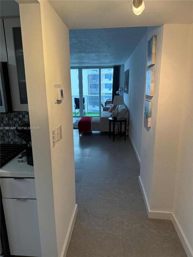 Building Photo - 3140 S Ocean Dr