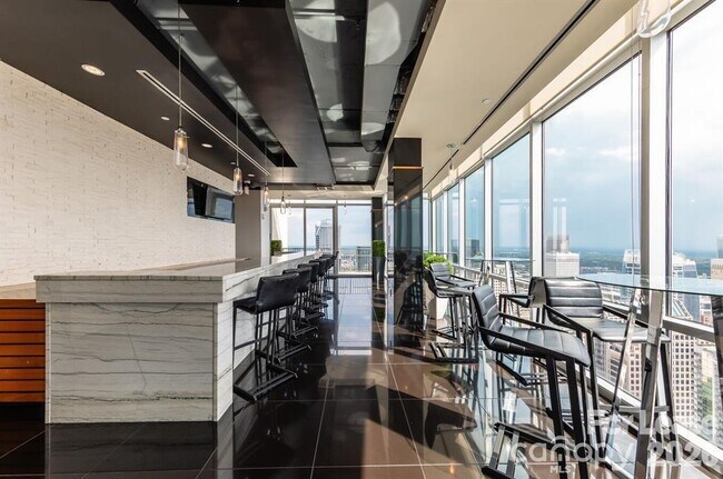 Building Photo - 215 N Pine St