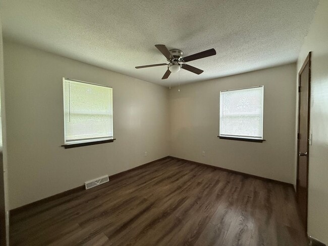 Building Photo - 2 Bedroom, 1 Bath Remodeled House