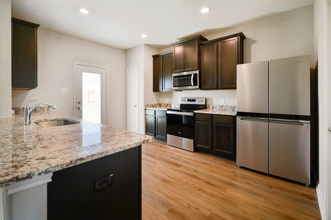 Building Photo - Move-In Ready Home with Spacious Layout and Great Location!
