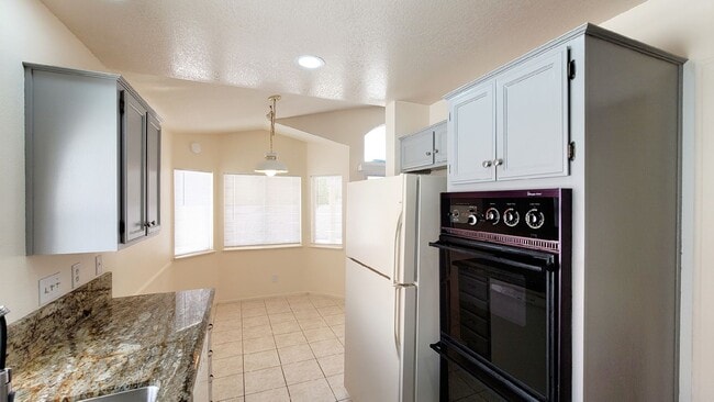Building Photo - 9725 Sierra Mesa Ave