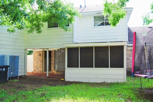 Building Photo - 2127 Woodland Springs St