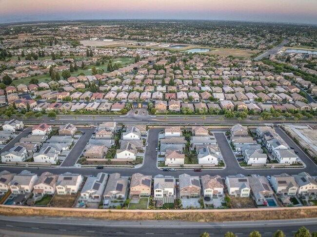 Building Photo - Copper River Canvas on the Bluffs! 4B/3BA ...