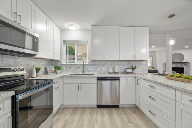 Building Photo - Remodeled 3-Bed Home with Office & Deck in...