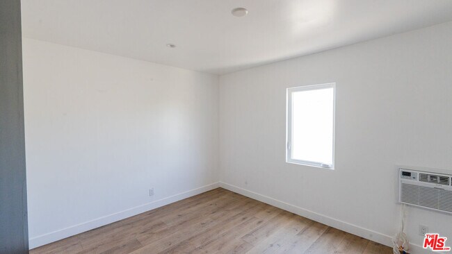 Building Photo - 153 W 51st St