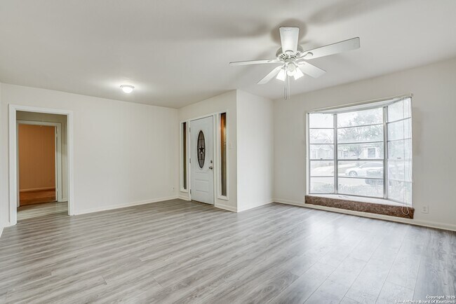 Building Photo - 811 Cottonwood Ave