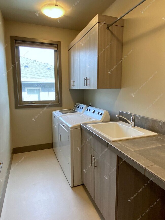 Building Photo - Designer-Finished Townhome Near COCC & NWX