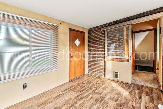 Building Photo - 328 N Post Rd