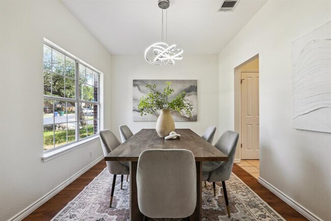 Building Photo - 2807 Glenwood Trail