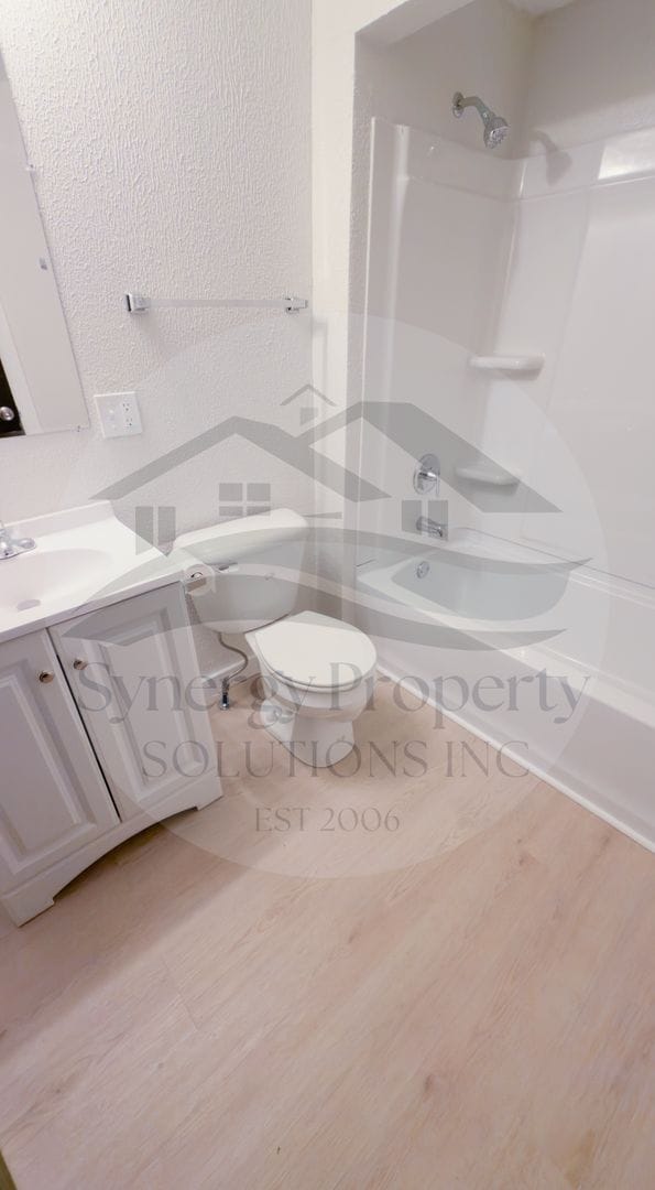 Building Photo - Large Home Available Now