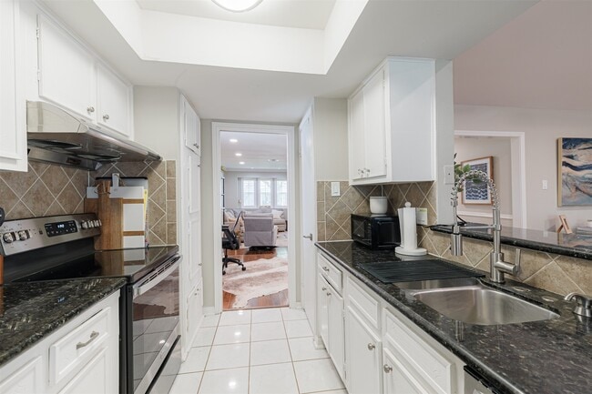 Building Photo - 14127 Woodthorpe Ln