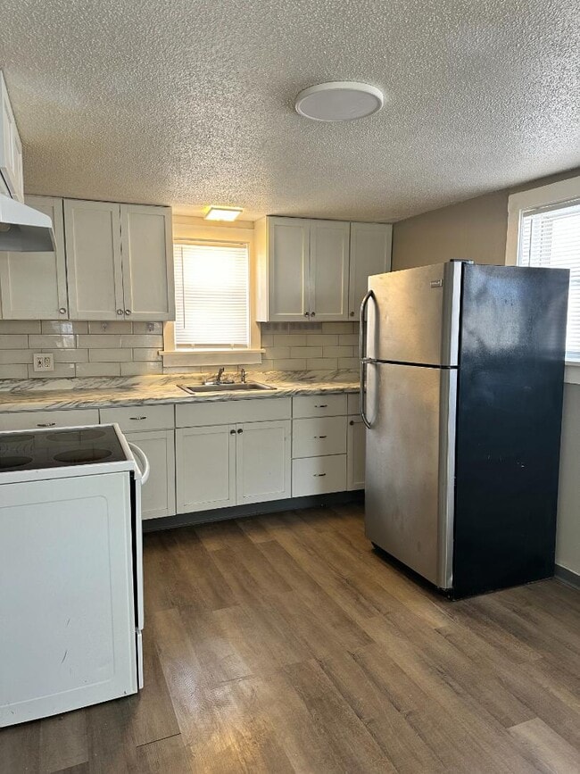 Building Photo - 611 School Ave