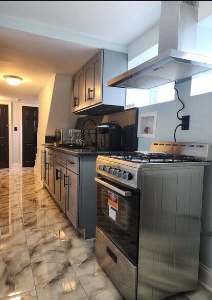 Full kitchen - 2 Park Ct