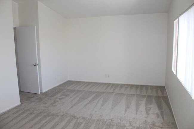 Building Photo - 4Bed/3Bath with 1 bed and bath downstairs & bonus room~ Avenida Andante