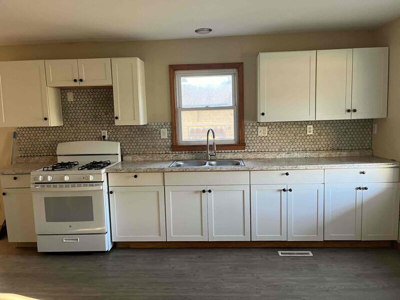 Building Photo - 10790 Erie Rd