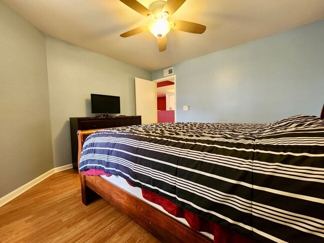 Building Photo - Fully upgraded 2/2 condo in the heart of K...