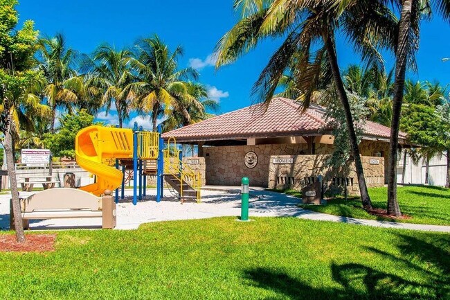 Building Photo - 2501 NE 12th St