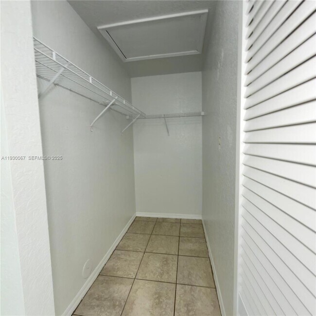 Building Photo - 1692 SE 9th Ave