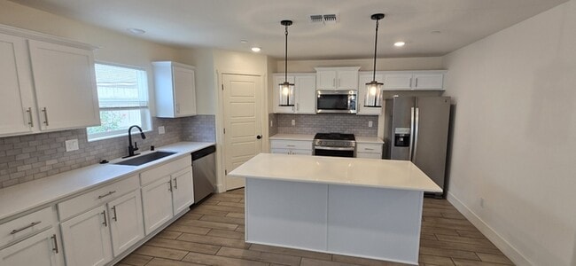 Building Photo - Atwater 5 Bedroom 3.5 Bathroom Home