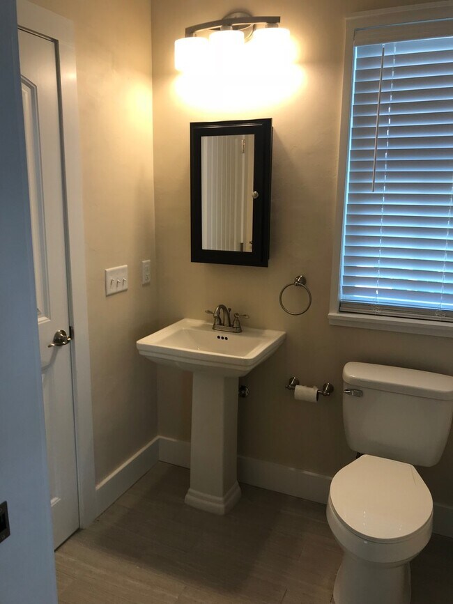 Building Photo - Newly Constructed Luxury 4 Bed / 4 Bath Bungalow Cottage with Extra Room and Bathroom