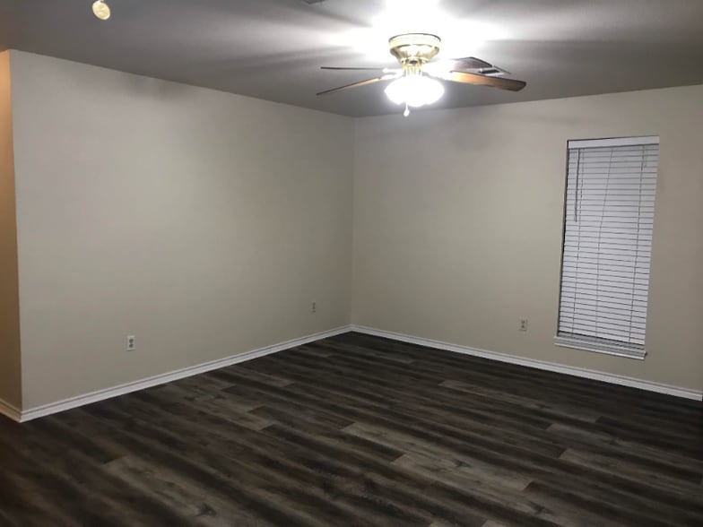 Building Photo - 1217 Oak Dr