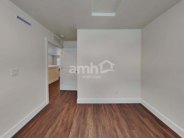 Building Photo - 955 Moorside Ave